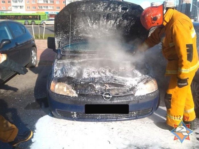 На проспекте Дзержинского в Минске горел автомобиль