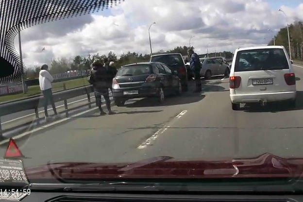 ГАИ разыскивает очевидцев столкновения шести автомобилей на трассе Могилев - Минск