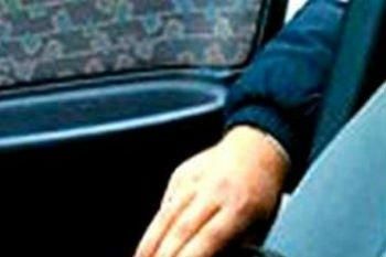 Пассажир такси оплатил поездку, но украл личные вещи водителя