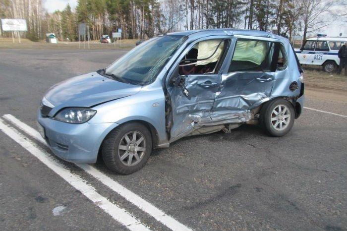 Житель Ленинградской области за рулем Mazda не уступил дорогу Audi и сам же пострадал