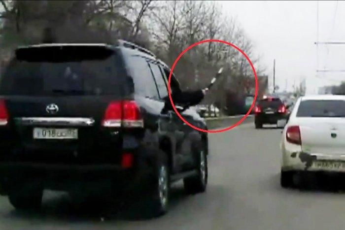 В Махачкале охранник из кортежа главы Дагестана бил по зеркалам автомобилей, не пропускавших процессию (видео)