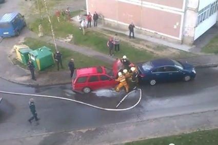 Видеофакт. В Гродно загоревшийся автомобиль во время тушения поехал и придавил спасателей