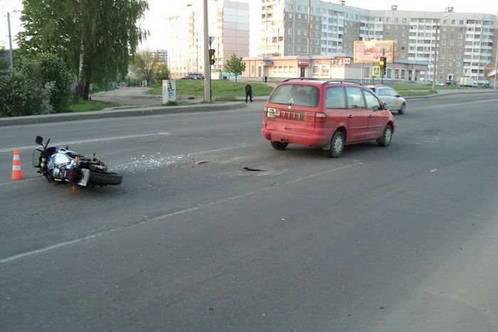 В Могилеве 20-летний мотоциклист на Yamaha ударился в остановившийся на светофоре Volkswagen Sharan