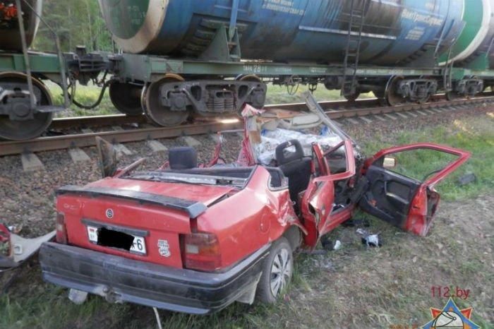 В Костюковичском районе Opel попал под грузовой поезд - трое погибших, в том числе беременная женщина, травмирован 4-летний мальчик