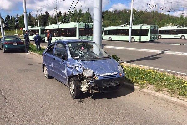 В Минске пьяный "бесправник" перевернулся на Daewoo Matiz, зацепив два автомобиля
