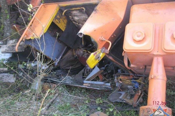 В Гомельской области в канаву перевернулся трактор - тракторист не смог выбраться сам