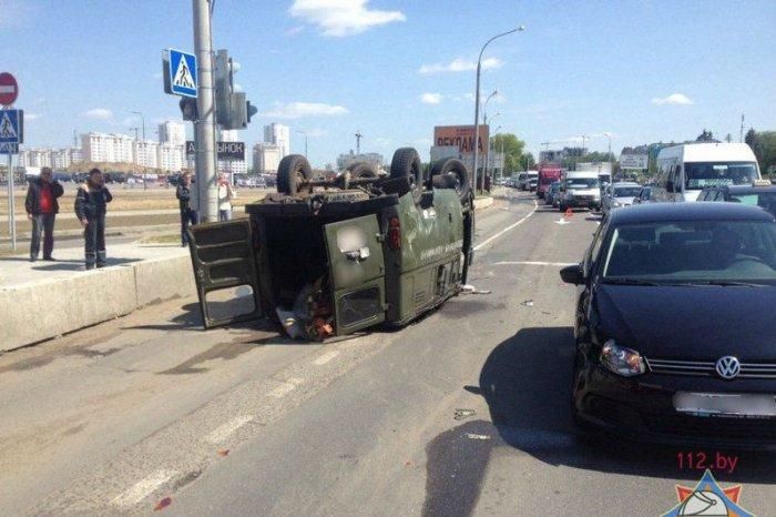 В Минске УАЗ-"буханка" ударил два автомобиля и перевернулся