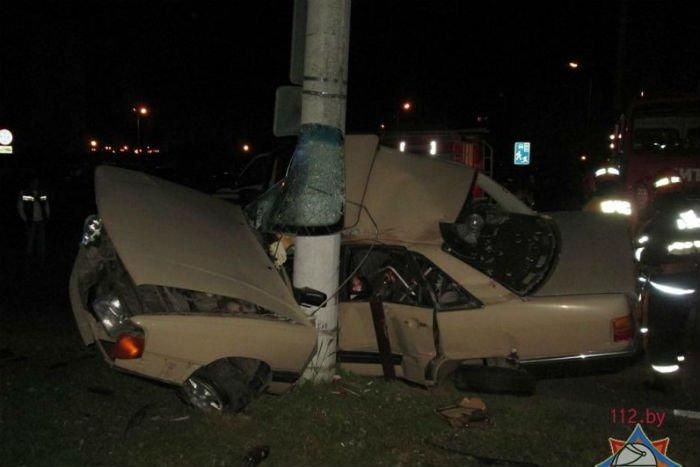 В Витебске Audi ударился в столб - водитель погиб, пассажир травмирован
