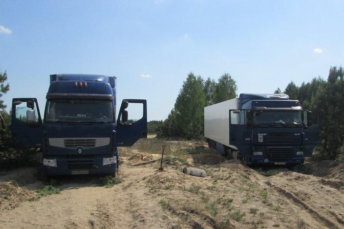 СМИ: грузовики с белорусскими водителями застряли в лесах на Брянщине