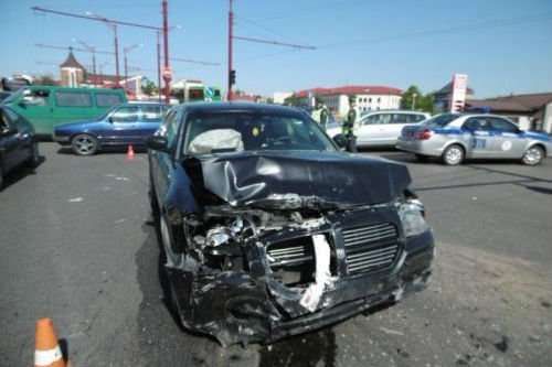 На перекрестке Dodge отбросил Volkswagen - пассажирка пострадала накануне юбилея
