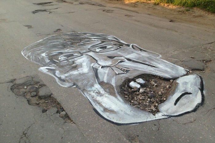 Фотофакт. Ямы на дорогах Рязани украсили карикатурами на мэра