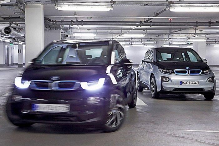 Автомобили BMW научатся самостоятельно искать место для парковки