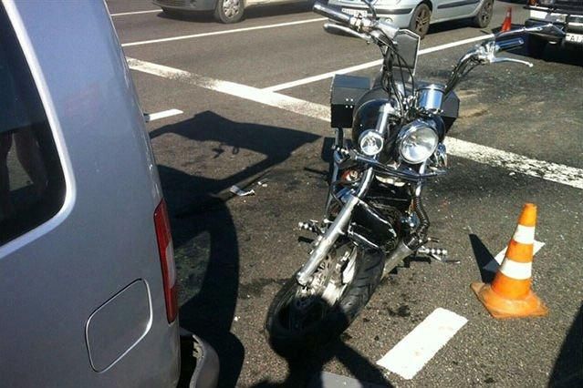 В Минске мотоциклист влетел через стекло автомобиля в салон
