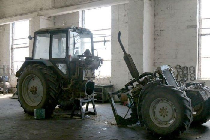 В Брагинском районе трактористу на голову упал двигатель