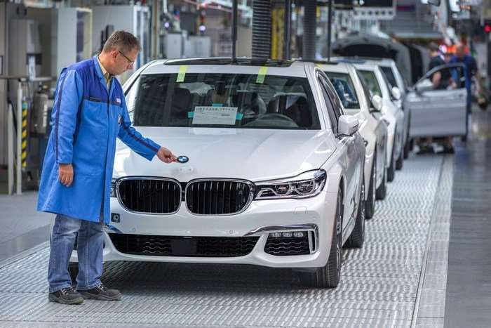 Новая “семерка” BMW пошла в серию