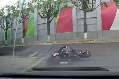 Видеофакт. Мотоциклист уложил байк перед капотом автомобиля