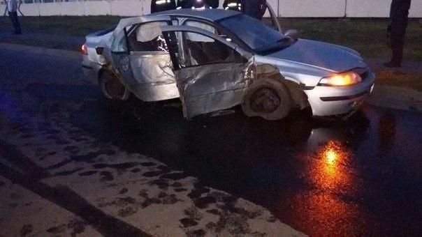 В Барановичах Renault ударился в столб - пассажир погиб, водитель сбежал