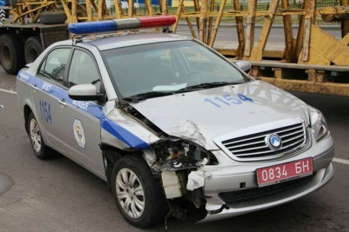 В Бресте сотрудник ГАИ на служебном автомобиле повредил два гражданских авто