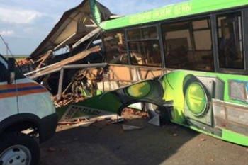Трагедия в России: при столкновении автобуса и КАМАЗа под Омском погибло 16 человек
