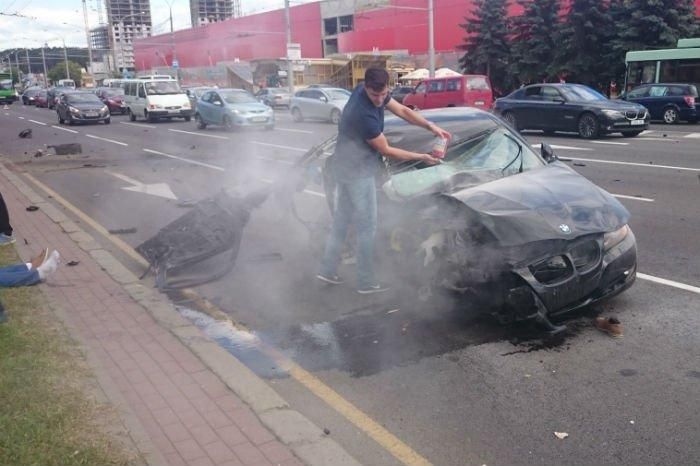 Очевидцы: на проспекте Независимости BMW на скорости врезался в столб