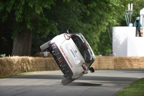 Juke Nismo RS встает на два колеса, Кен Блок эффектно жжет резину, КАМАЗ взбирается на холм - самые яркие моменты Фестиваля скорости в Гудвуде