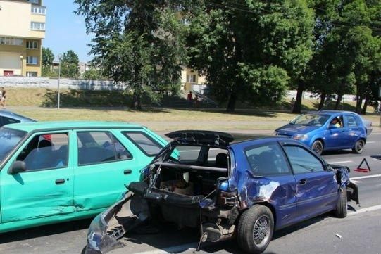 В Бресте Honda не уступила дорогу машине МЧС с маячками - в ДТП повреждены четыре автомобиля