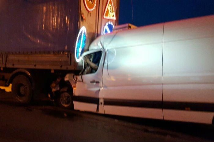 На МКАД Volkswagen Crafter врезался в МАЗ прикрытия дорожников - водитель погиб