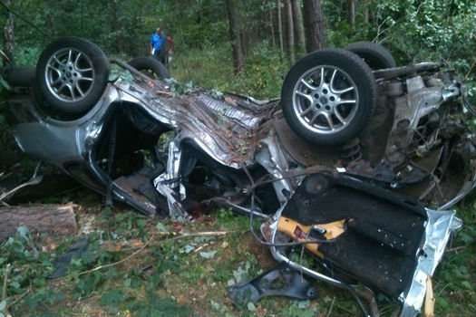 После отдыха на природе компания на Opel врезалась в дерево - водитель погиб, двое раненых