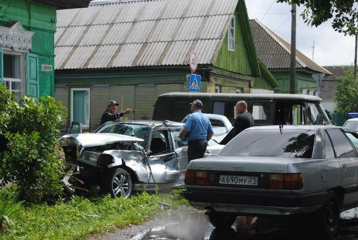 Очевидцы: в Речице после столкновения с УАЗом-"буханкой" Mercedes ударился в дерево у дома