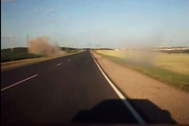 Появилось видео "полета" Toyota в кукурузное поле: пока муж закуривал, жена подержала руль