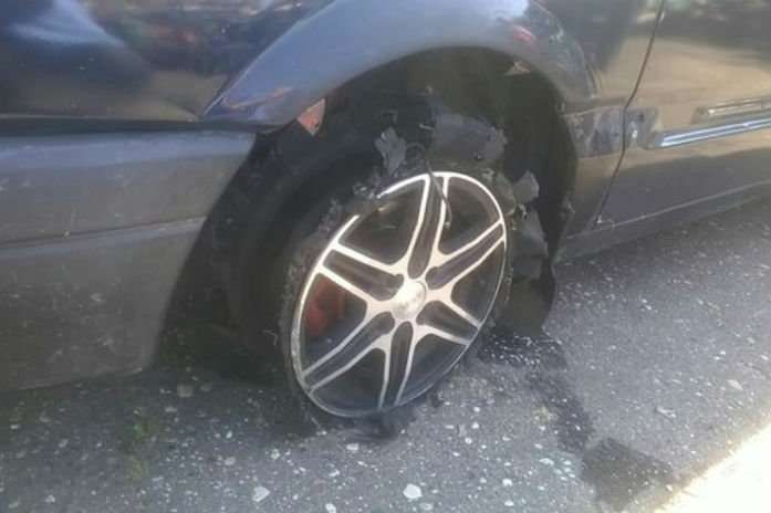 ГАИ прострелила колесо VW, чтобы остановить скрывавшегося водителя. Гнали 10 км