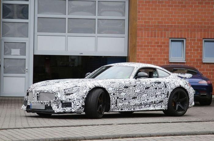 Дорожный вариант купе Mercedes-AMG GT3 проходит испытания