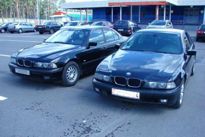 Таможня изъяла два одинаковых BMW за контрабанду сигарет