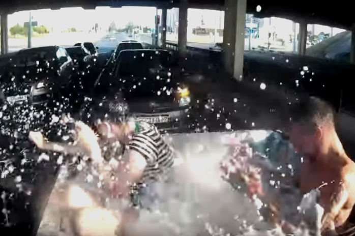 Катавший по городу друзей в \"бассейне\" минчанин наказан ГАИ