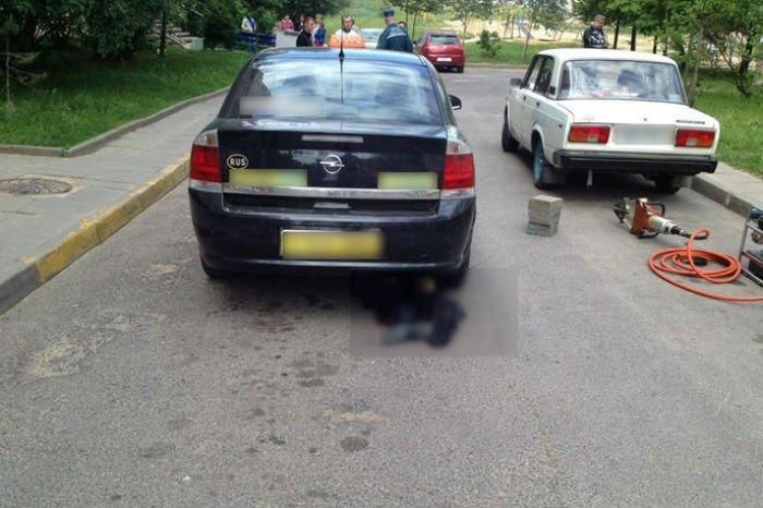 В Минске мужчина выпал из окна и попал под двигавшийся задним ходом автомобиль-такси