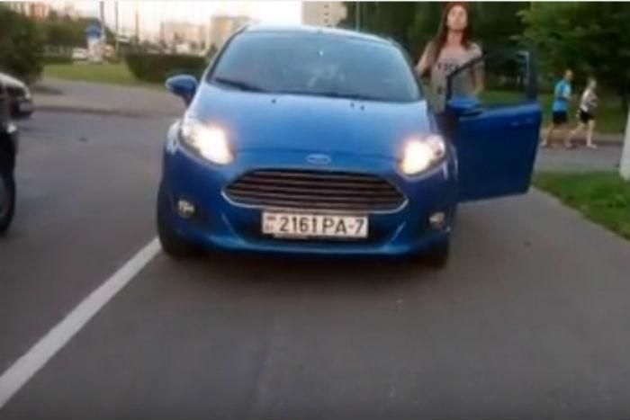 "Такой молодой, а как прыщ!" В Минске велосипедист вызвал ГАИ на автомобилистов, заехавших на тротуар. А им это не понравилось