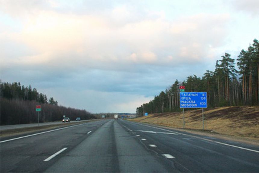 Логойском тракт. Трасса м1 Беларусь Россия. Трасса р45 Белоруссия. Автомобильная дорога м-1. Белорусские указатели на дорогах.