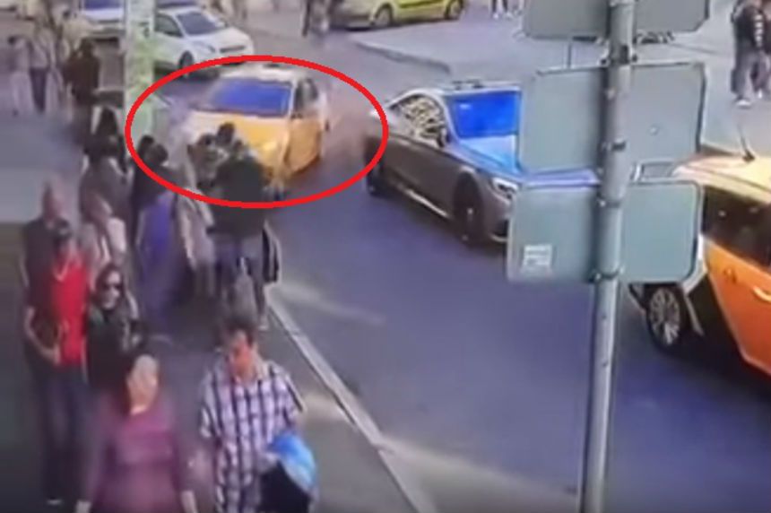 Греф наехал на таксистов