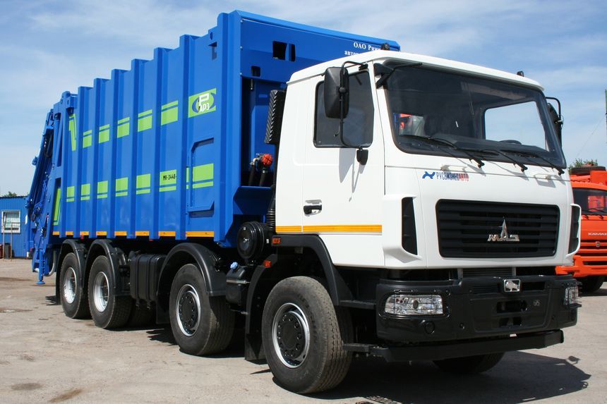 Мусоровоз-гигант на шасси МАЗ: 200 кубометров мусора за один рейс!