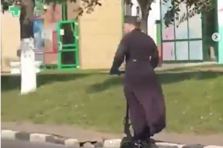Священник на самокате рассекал по проезжей части в Витебске. Видео
