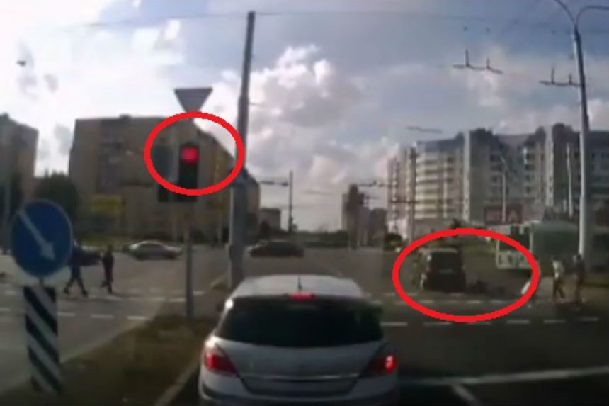 В Минске водитель пролетел на красный и сбил на переходе человека. Видео
