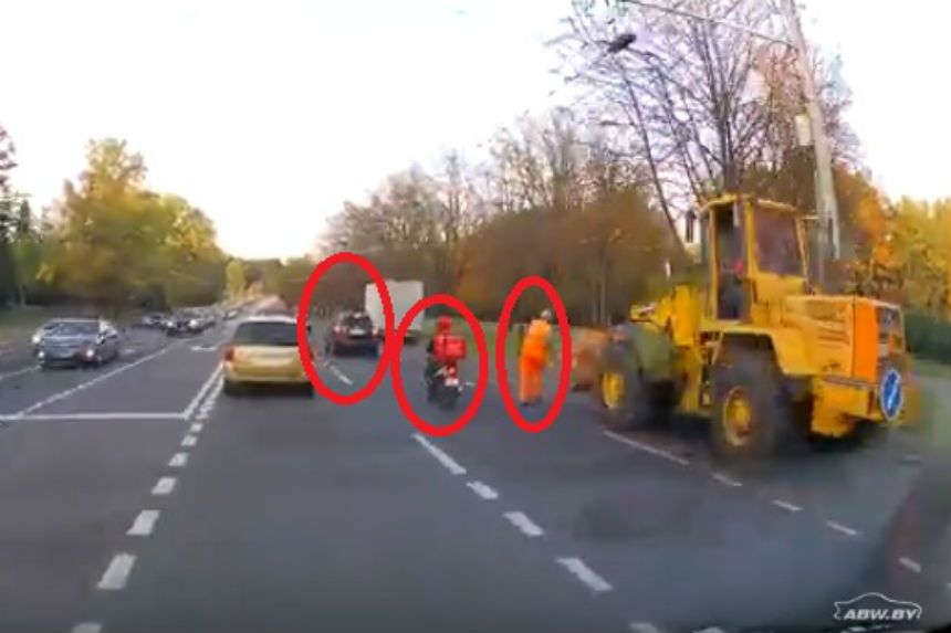 В Минске дорожный рабочий спрыгнул с погрузчика - произошло двойное ДТП. Видео