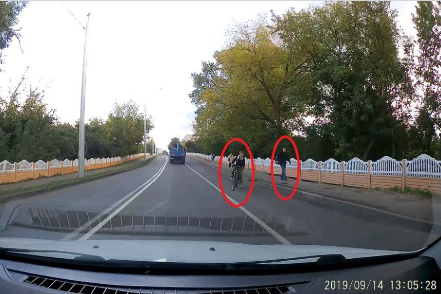Случайно или намеренно? Пешеход вытолкнул велосипедиста на проезжую часть. Видео