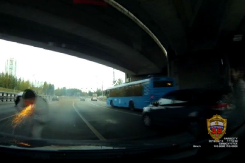 В Москве один водитель поджёг другого выстрелом из ракетницы. Видео