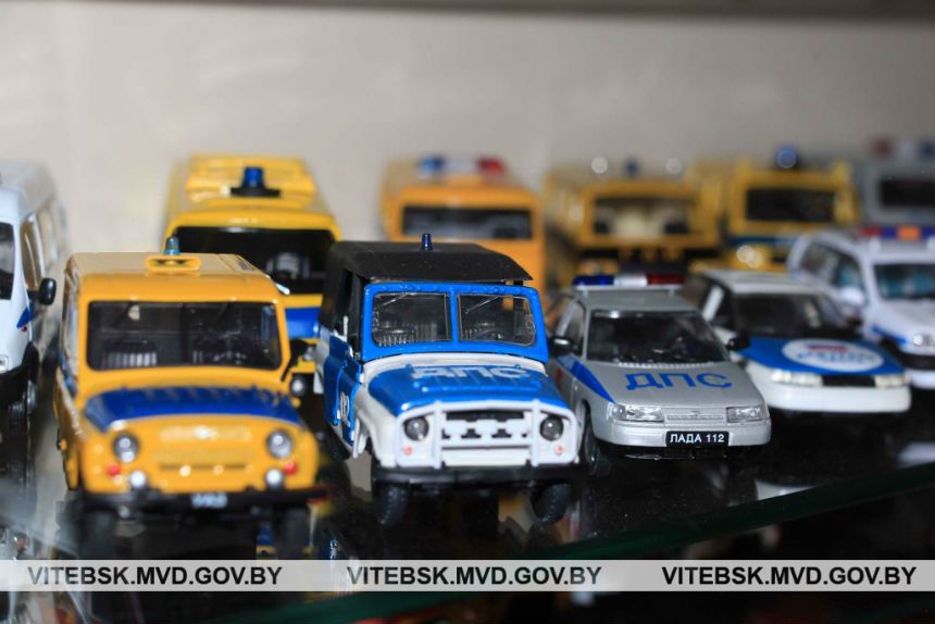 Пенсионер МВД собрал коллекцию из 900 мини-моделей автомобилей