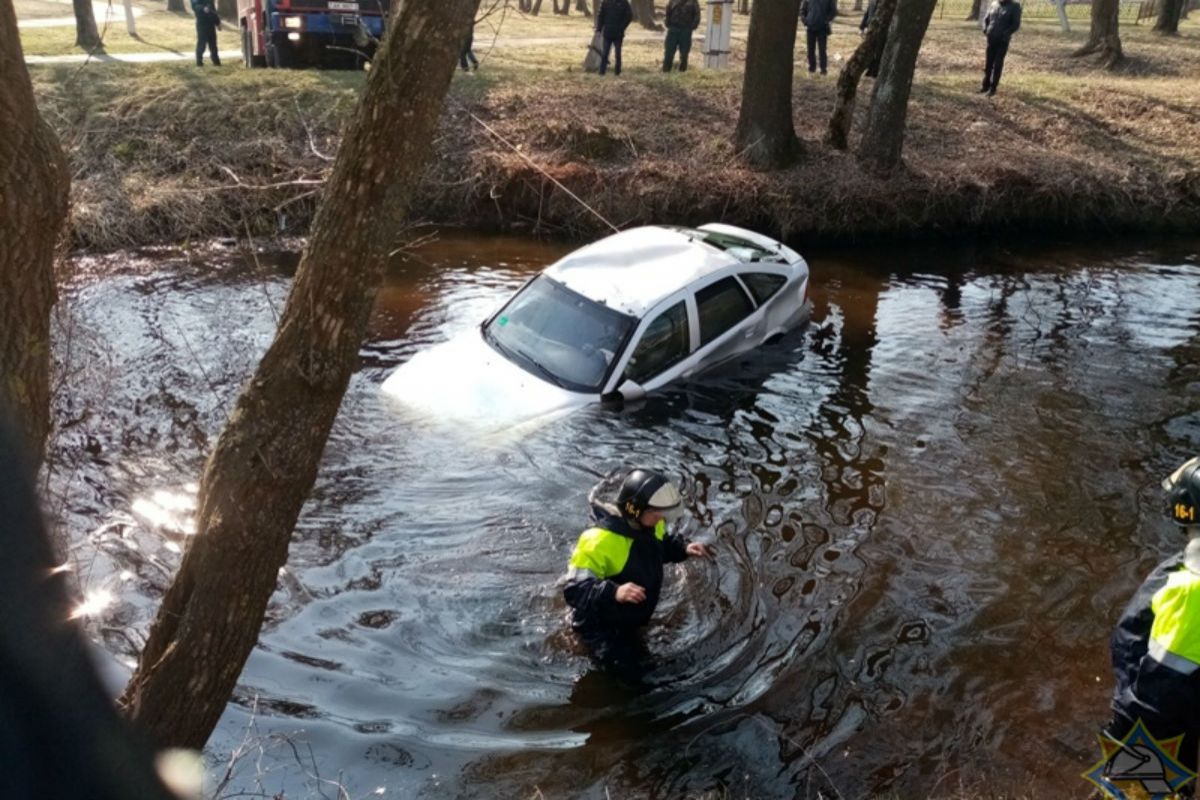 В Гомельской области Opel вместе с водителем упал в реку