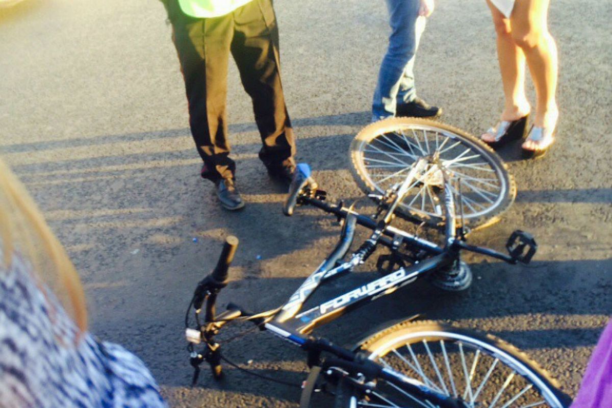 Сбил велосипедиста на пешеходном переходе. Сбили ребенка на велосипеде. Столкновение велосипедиста с пешеходом.