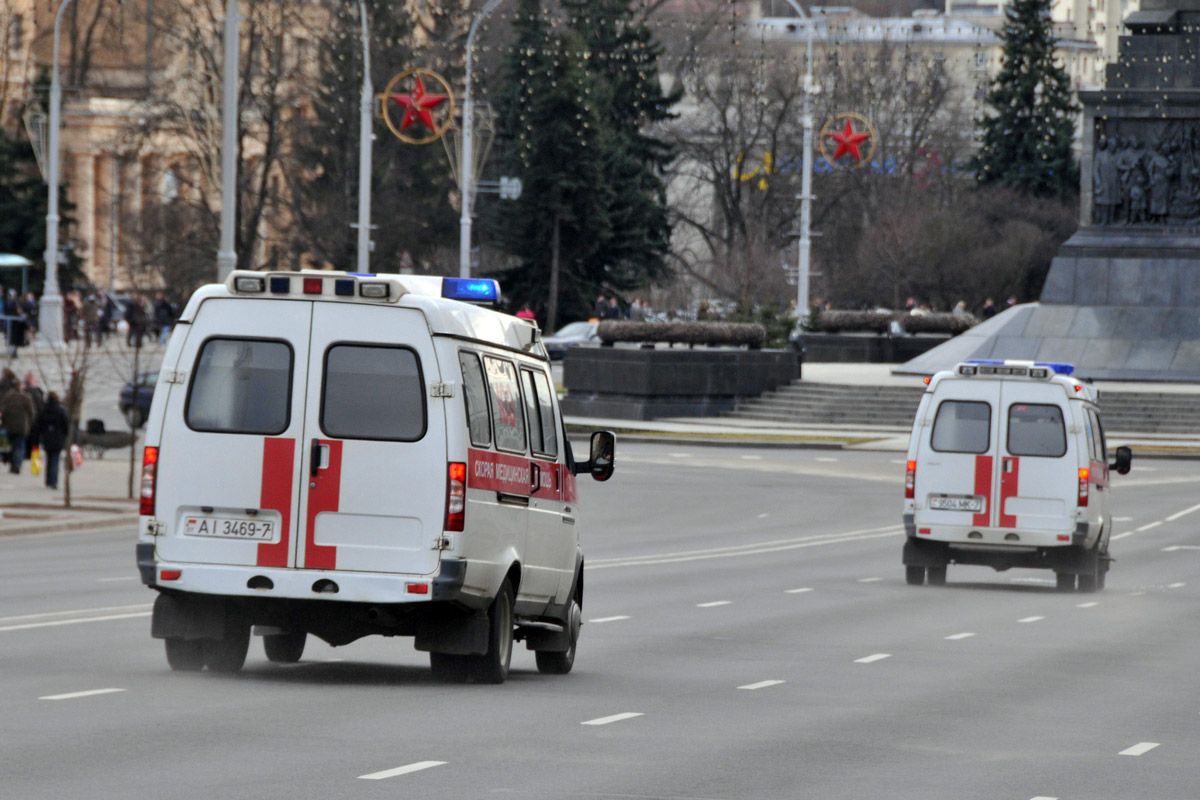 На чем перемещают зараженных COVID-19 и какую помощь им могут оказать в пути