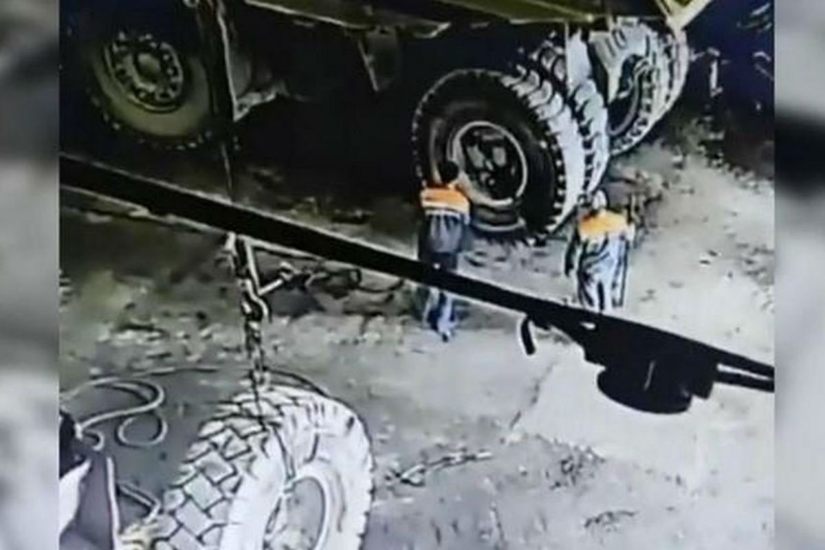 Отлетевшее от БелАЗа колесо убило водителя. Видео из России