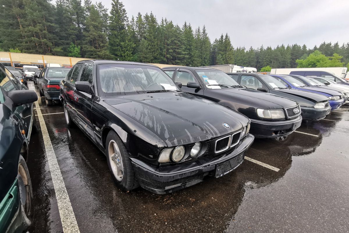 Репортаж из "конфиската": от ржавых авто за копейки до "премиума" по цене ниже с